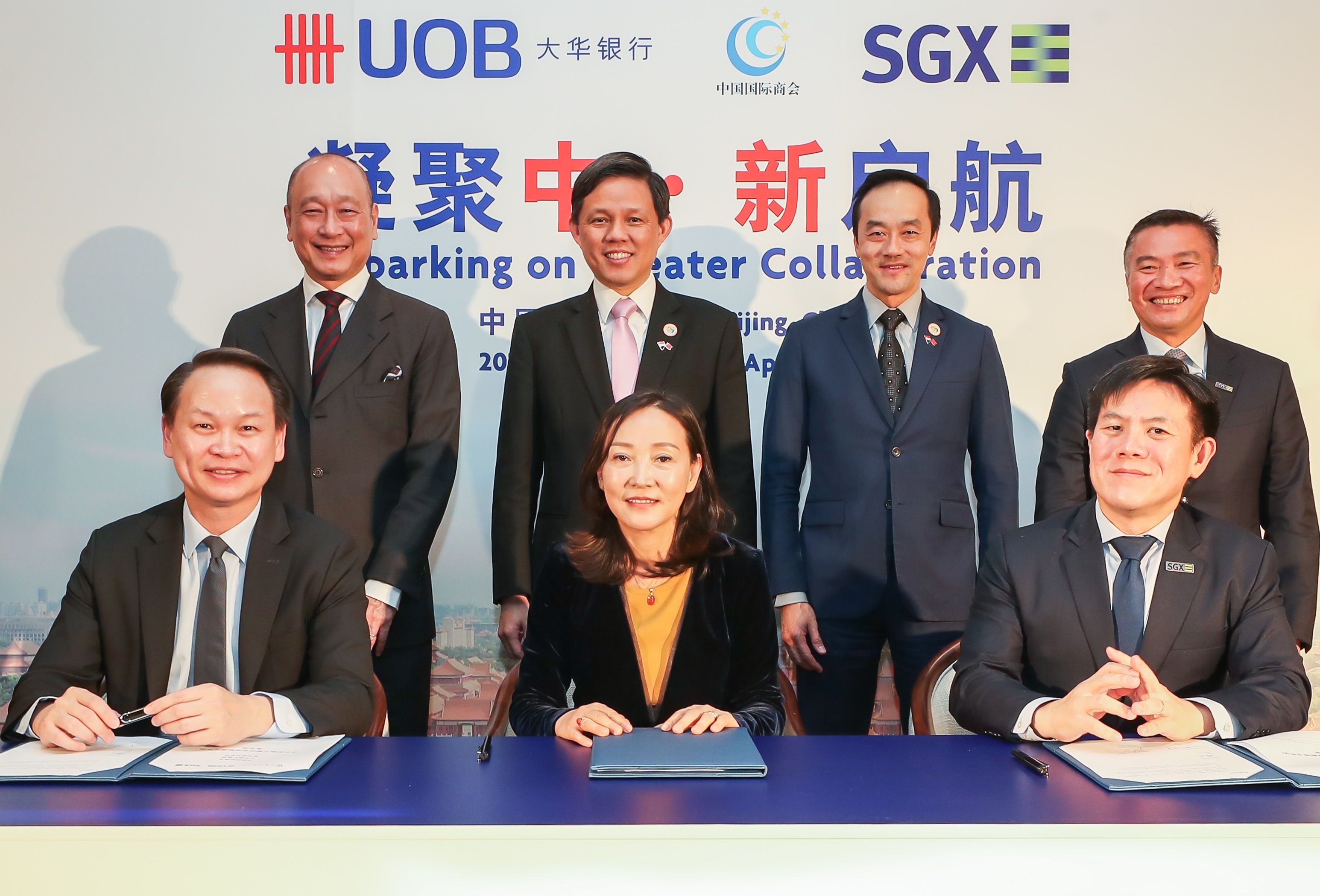Wee Ee Cheong, Deputy Chairman and CEO, UOB; Chan Chun Sing, Singapore Minister for Trade and Industry; Dr Koh Poh Koon, Senior Minister of State for Trade and Industry; Loh Boon Chye, CEO, SGX; stand left to right, with UOB, CCOIC and SGX executives